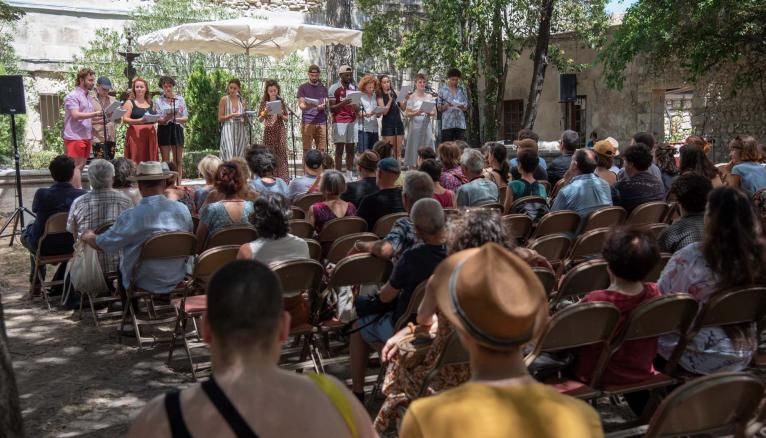 Les apprentis comédiens de l'Ecole de la Comédie de Saint-Etienne ont lu des lectures d'auteurs contemporains à la Maison Jean Vilar pendant le Festival d'Avignon.