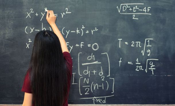 Le plan "Filles et Maths" vise à atteindre 30% de jeunes filles en classe prépa scientifique.