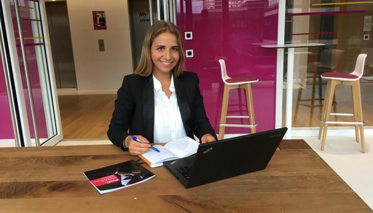 Arielle, 24 ans, future diplômée de l'EM Lyon, effectue un stage d'un mois auprès du président France du cabinet d'audit PwC dans le cadre du concours CEO for One Month.