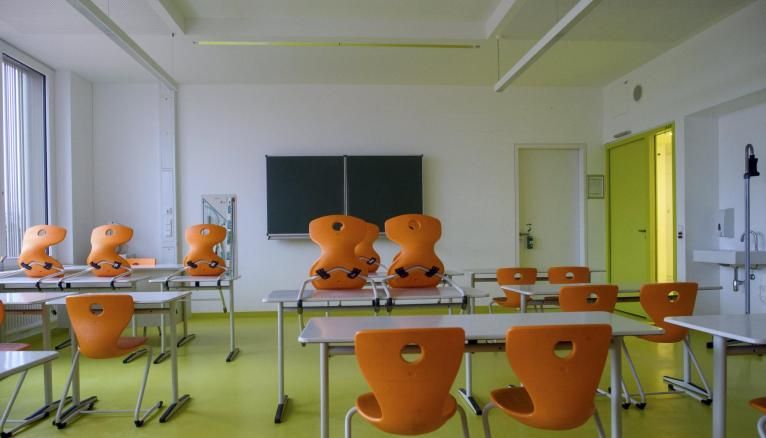 Les lycées des 16 départements français de nouveau confinés devront tous passer en demi-jauge à partir du 20 mars