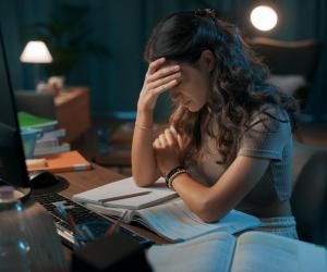 Malgré la levée des restrictions sanitaires, de nombreux étudiants continuent de souffrir d'anxiété sociale et de subir la précarité.