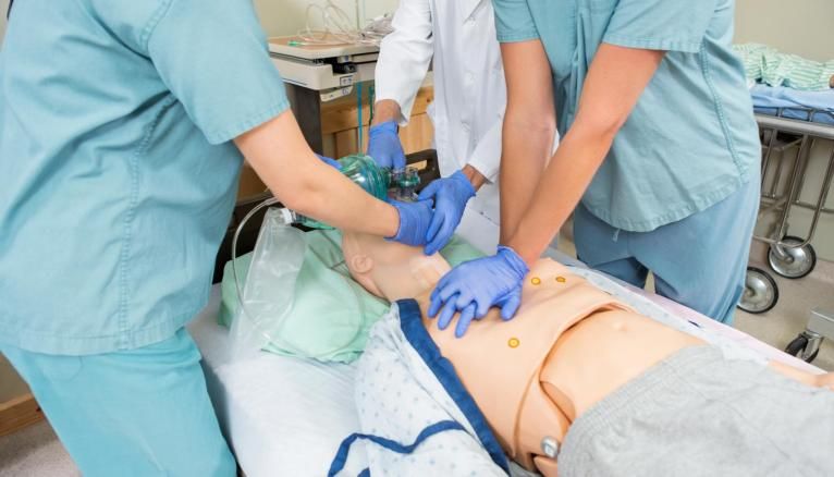 Les étudiants en soins infirmiers s'entraînent sur des mannequins.