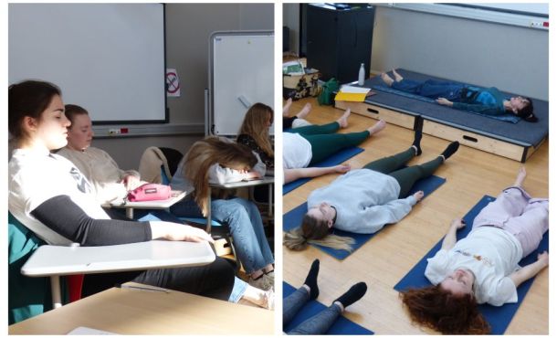 Les étudiants en sixième année de médecine effectuent des exercices de yoga et de méditation.
