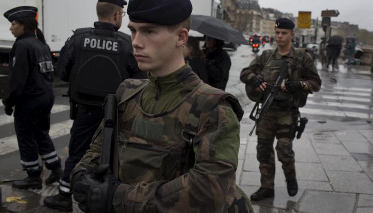 À Paris, suite aux attentats du 13 novembre 2015, l'état d'urgence est décrété et les forces de sécurité renforcées.