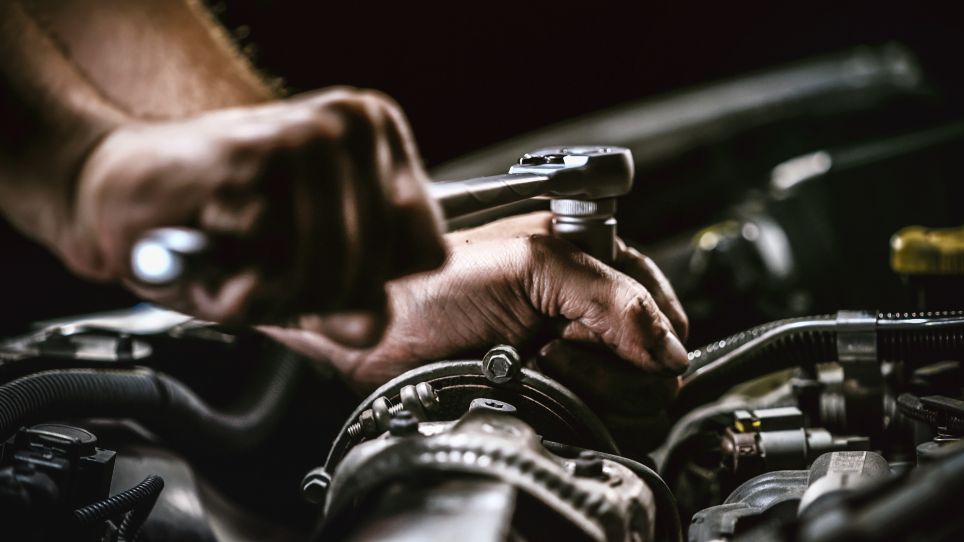 Le mécanicien moteur entretient, répare et optimise le fonctionnement des moteurs, principalement dans les secteurs automobile, aéronautique ou maritime.
