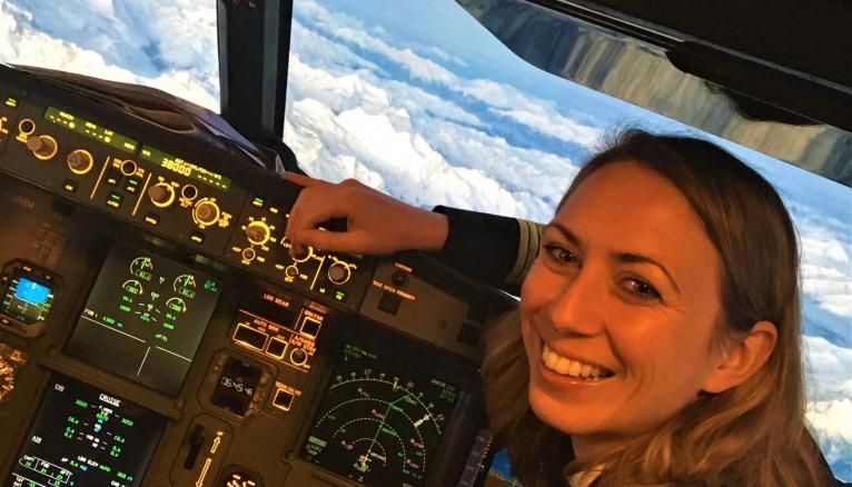 Copilote sur A320 chez Air France, Fanny, 32 ans, a démarré sa carrière comme instructeur avant de voler d'abord pour une compagnie low-cost.