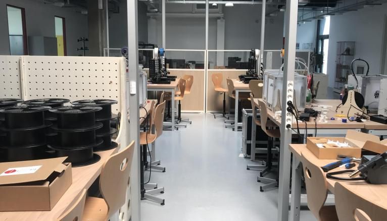 Le fab lab du campus CESI de Nanterre a contribué à la production de près de 2.000 visières de protection.