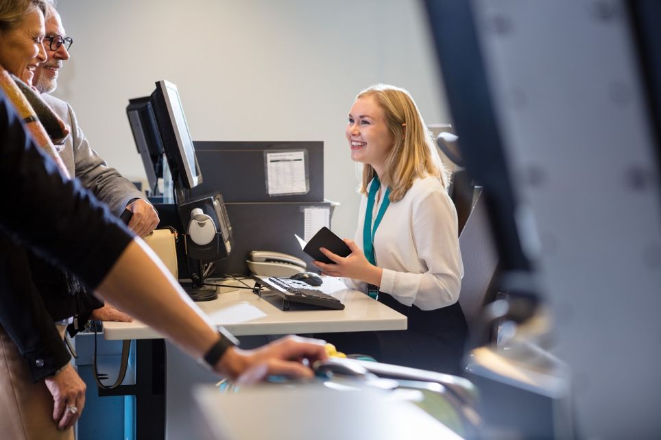 Un agent de comptoir (vendeur-conseil) accueille les clients, les informe sur les produits et services, et les aide dans leurs achats tout en assurant un service de qualité.