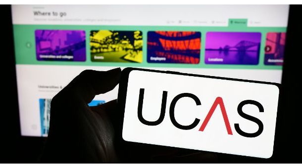En 2023, UCAS a centralisé les candidatures de 667.650 étudiants, prétendants à plus de 400 universités ou établissements.