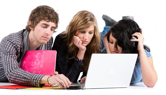 Etudiants devant un ordinateur