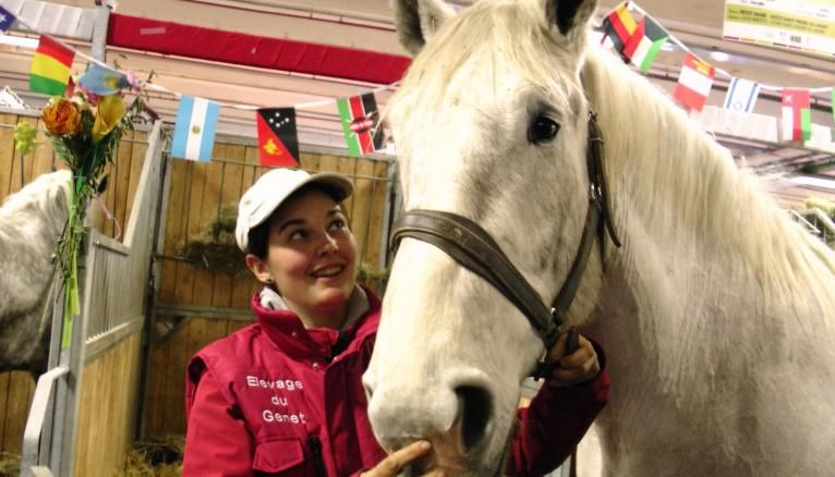 Lena 24 ans éleveuse de chevaux de traits en Haute Vienne reprend l'exploitation familiale et concours pour la première fois au salon de l'agriculture et y présente Emir du jeunet, un percheron.