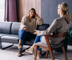 Un psychologue environnementaliste analyse les relations entre les individus et leur environnement pour encourager des comportements écoresponsables.