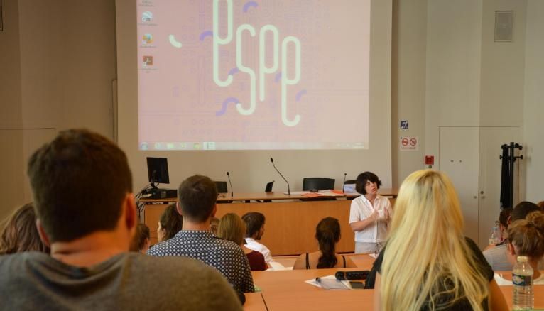 Geneviève Di Rosa donne leur premier cours aux stagiaires de lettres de l'ESPE de Paris