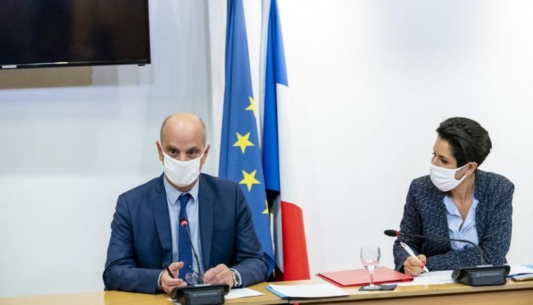 Le ministre de l'Éducation nationale, Jean-Michel Blanquer et la secrétaire d'État à la Jeunesse, Sarah El Haïry, lors de la signature de la déclaration commune visant à lutter contre les séparatisme, le 20 octobre.