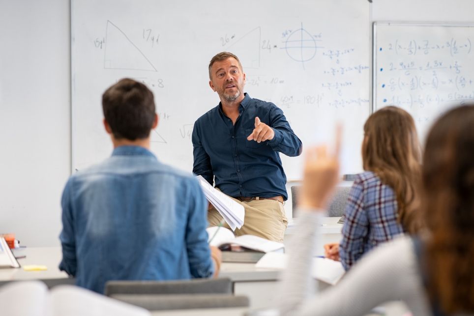 Professeur de maths Découvrez la fiche métier (études, salaire, missions, qualités requises