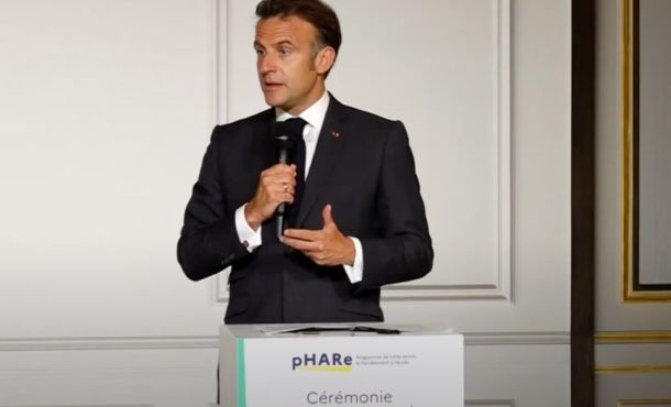 prix non au harcèlement avec Emmanuel Macron