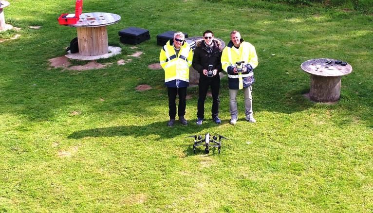 Thomas (au centre) passionné d'aéromodélisme depuis ses 8 ans, a été recruté en 2017 comme télépilote de drones et instructeur chez Azur Drones.