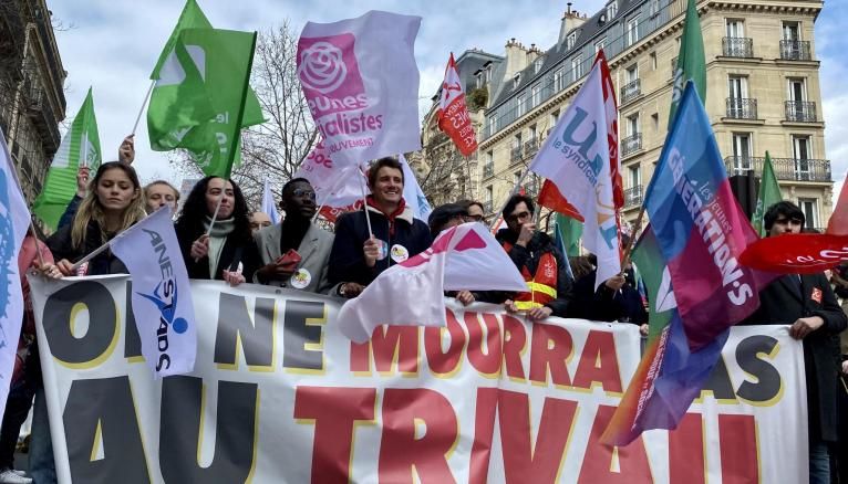 Grève du 7 mars 2023 à Paris : comme les syndicats de salariés, les syndicats de lycéens et d'étudiants affichent un front uni contre la réforme des retraites.