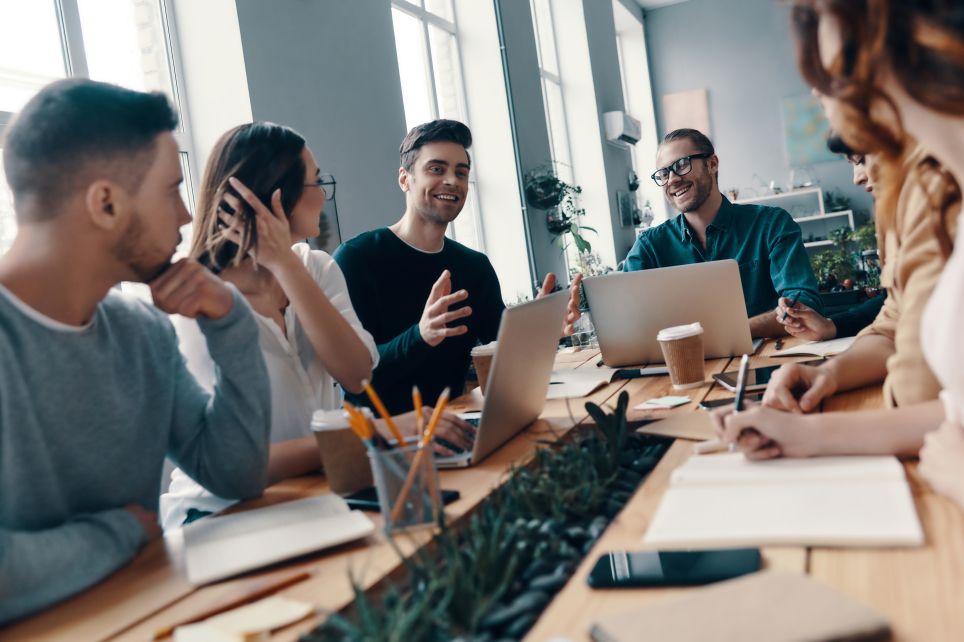 Un chargé de marketing direct conçoit et met en œuvre des campagnes ciblées pour promouvoir des produits ou services directement auprès des clients.