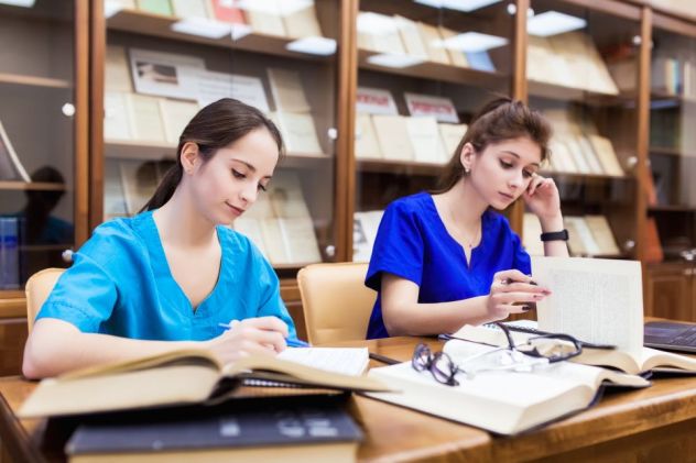 Précarité étudiante : les étudiants en soins infirmiers oubliés des dispositifs d'aide