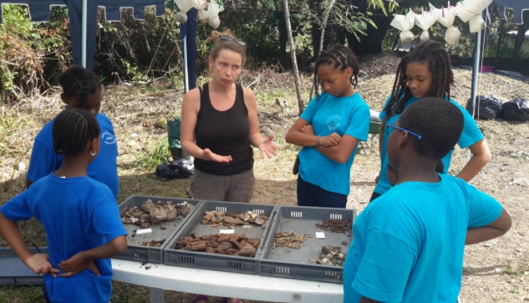 En Guadeloupe, dans le cadre d’un parcours Éducation artistique et culturelle, des élèves de CM2 et des collégiens de sixième apprennent à reconnaître et à classer des débris archéologiques.