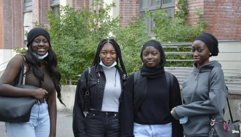 Tout juste bachelières, Djenebou, Jemima, Salimata et Fenda ont préféré être accompagnées par l'APES avant de poursuivre leurs études de santé.