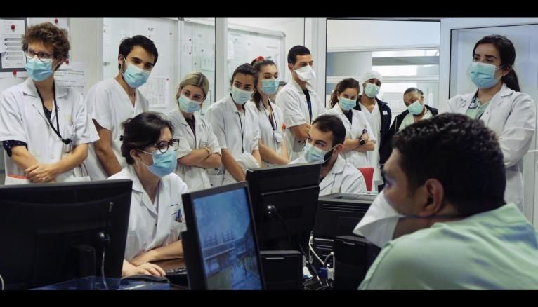 Le documentaire Premières urgences suit le quotidien à l'hôpital de plusieurs internes en médecine.