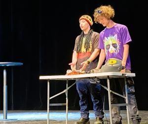 Au théâtre de Marigny, des centaines d'apprentis sont montés sur scène pour jouer des saynètes autour de leur métier.