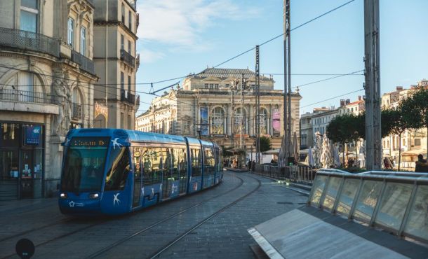 Montpellier propose la gratuité des transports en commun pour tous les résidents de la métropole.