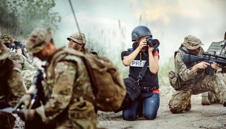 Le métier de photographe de guerre est une profession à part qui nécessite une grande force de caractère.
