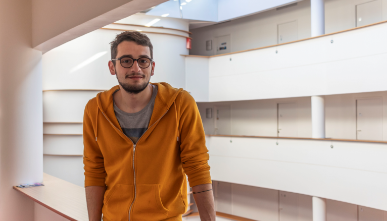 Mehdi a réalisé une partie de ses études d'informatique en Belgique.
