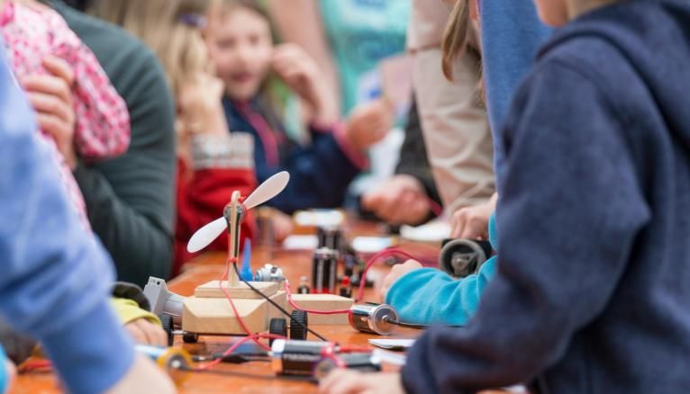 Parmi les activités proposées lors du camp d'été scientifique, les adolescents ont participé à un atelier robotique. (Illustration)