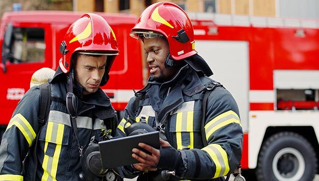 Pompier / Sapeur-pompier - Découvrez la fiche métier (études, salaire,  missions, qualités requises) - L'Etudiant
