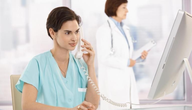 L’assistant médical s'occupe de tâches administratives mais peut aussi intervenir lors de la consultation.