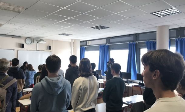 Les élèves du lycée Jean-Pierre Vernant à Sèvres comme dans tous les établissements scolaires français ont respecté une minute de silence.