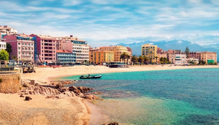 Entre la montagne et la mer, la Corse offre un cadre de vie exceptionnel à ses étudiants.