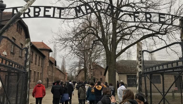 Le portail d'entrée du camp d'Auschwitz, sur lequel est inscrit "Arbeit macht frei" (Le travail rend libre).