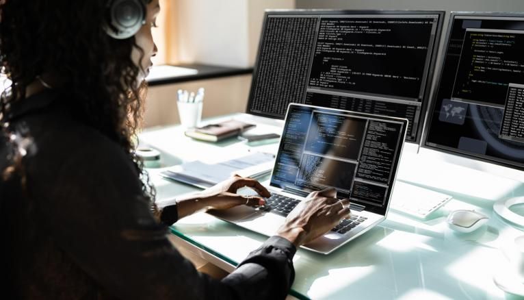 Selon une enquête de la Grande école du numérique le métier de développeur "full-stack" est le job est le plus recherché dans le secteur de l'informatique.
