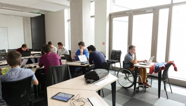 L'accessibilité des bâtiments aux fauteuils roulants encourage les jeunes handicapés à s'engager dans des études.