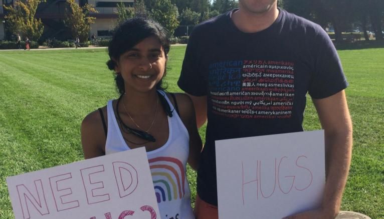 Samy et Ben, deux étudiants de Stanford, distribuent des câlins gratuits suite à l'élection de Donald Trump.