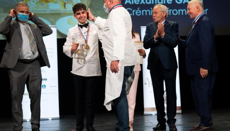 Alexandre Gayet a reçu le trophée du Meilleur apprenti de France en tant que crémier-fromager.