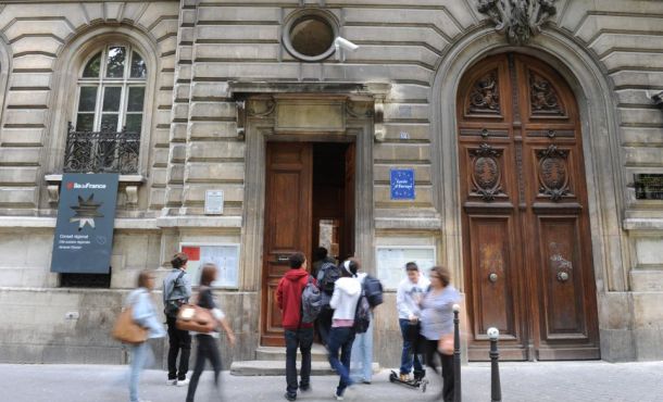 La ministre de l'Education nationale a suspendu la fermeture des quatre classes prépa menacées dont celle du lycée Jacques Decour.