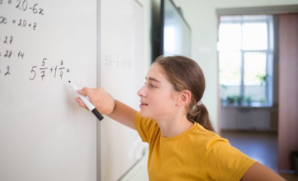 Le nombre de lycéens à suivre la spécialité maths a augmenté en 2023 pour atteindre 43,7% des élèves.