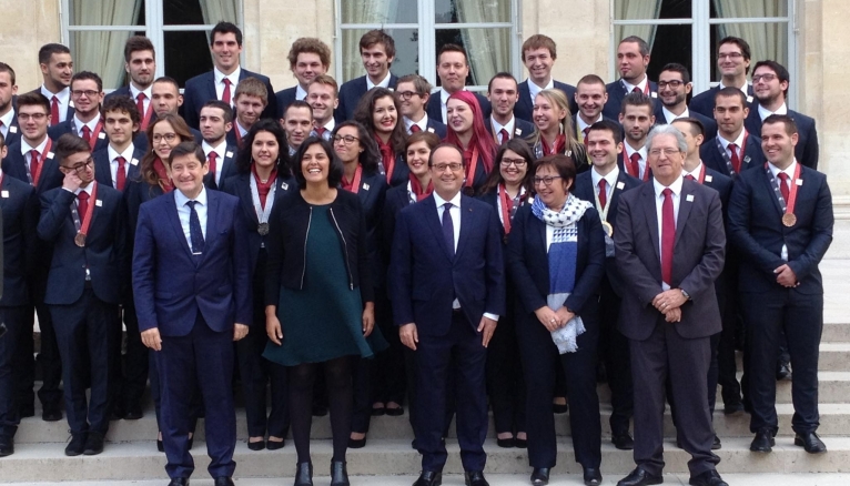 François Hollande reçoit à l'Elysée les jeunes lauréats des Olympiades des métiers