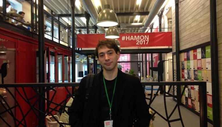 Antoine, 26 ans, militant socialiste, est salarié de l'équipe de campagne de Benoît Hamon.