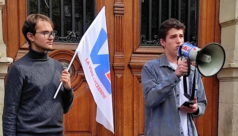 Colin Champion, président de La Voix lycéenne (à droite), s'est exprimé lors de la grève pour le climat à Paris, vendredi 23 septembre 2022. Il était accompagné par Ephram Beloeil, secrétaire national (à gauche).