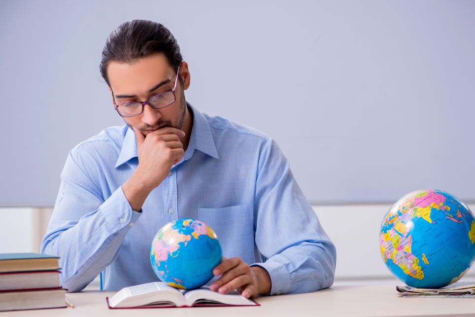 Un géographe étudie les espaces terrestres, leurs caractéristiques physiques et humaines, ainsi que les interactions entre les environnements et les sociétés.