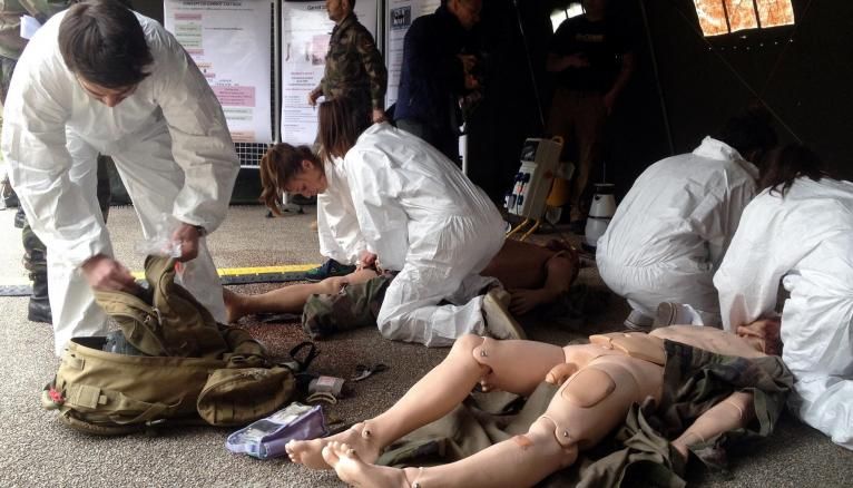 Pour leur examen, les étudiants en médecine de Lyon 1 doivent prendre en charge deux mannequins qui présentent des blessures par balle et des membres arrachés.