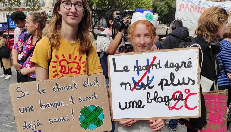 Marie et Timna, en terminale au lycée franco-allemand de Buc, ont fait la grève pour le climat à Paris, vendredi 23 septembre 2022.