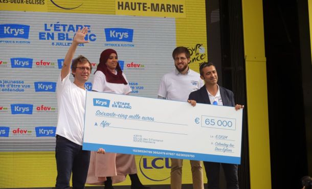 Eymeric et Saoussen avec Christophe Paris, directeur général de l'Afev, et Bruno Censier de Krys, sur le podium lors de l'"Etape en Blanc" Semur-Colombey, le 6 juillet.